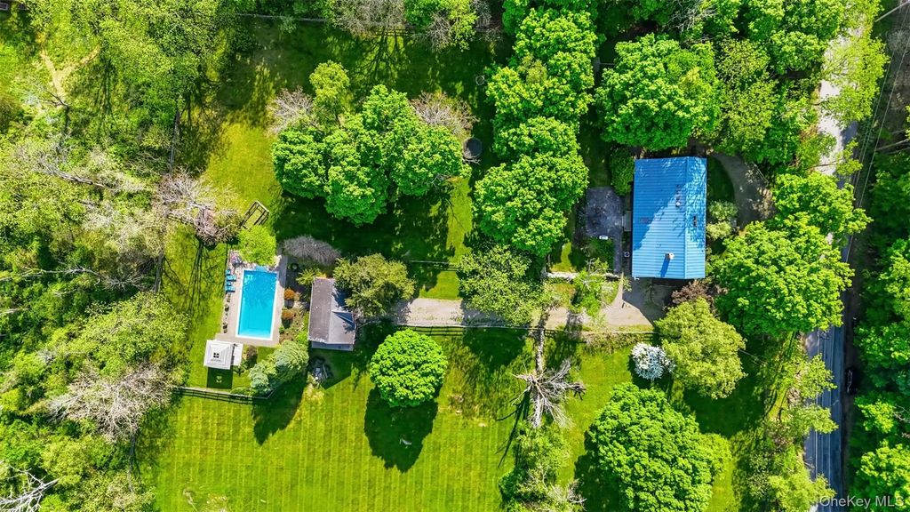101 Drake Road, Pleasant Valley