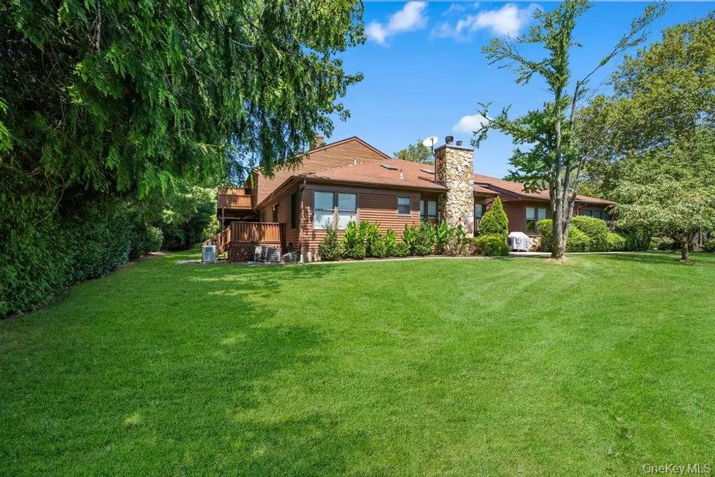 20 Hunt Court S, Jericho