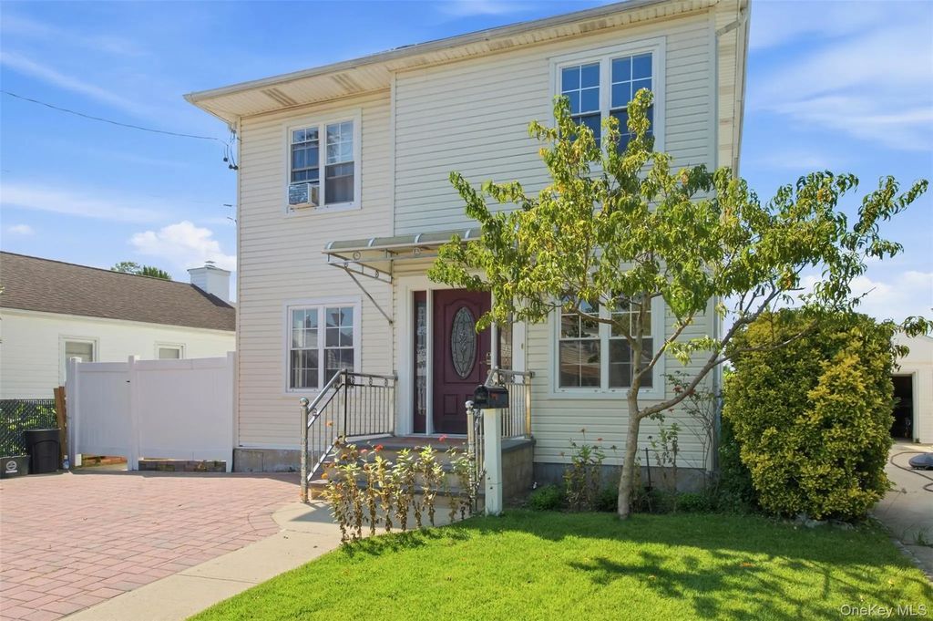 109 Gordon Avenue, Westbury