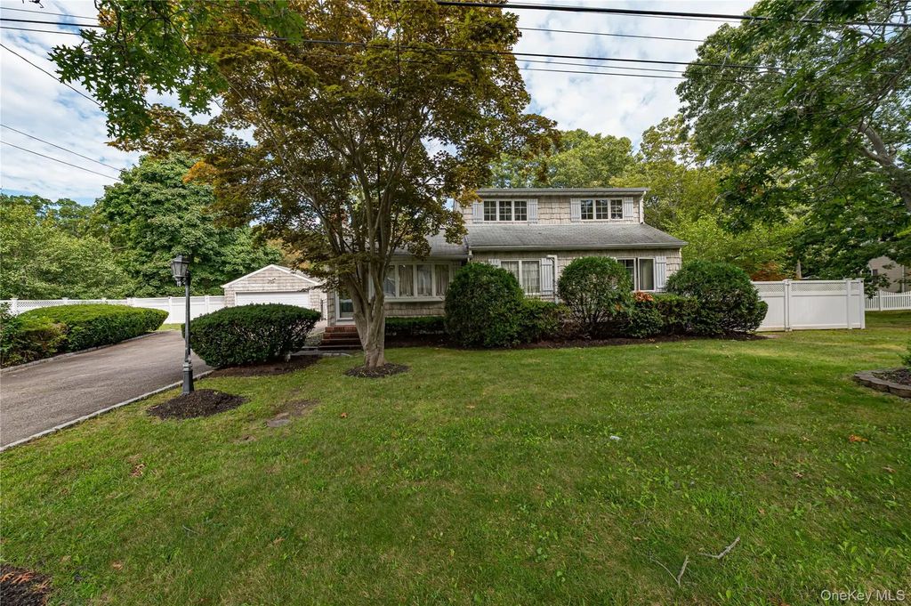 63 Barretts Avenue, Holtsville