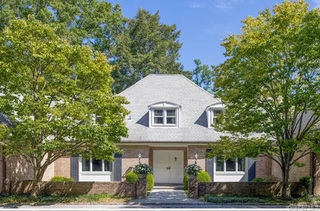 217 Feeks Lane, Locust Valley