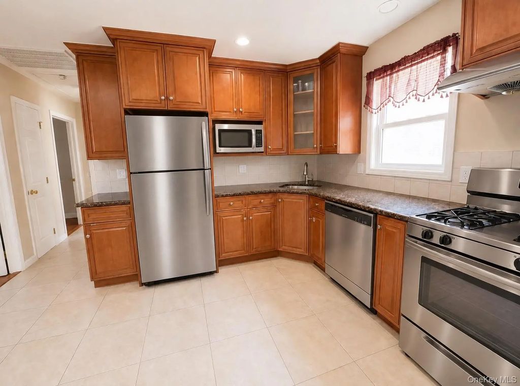83 Heitz Place, Hicksville