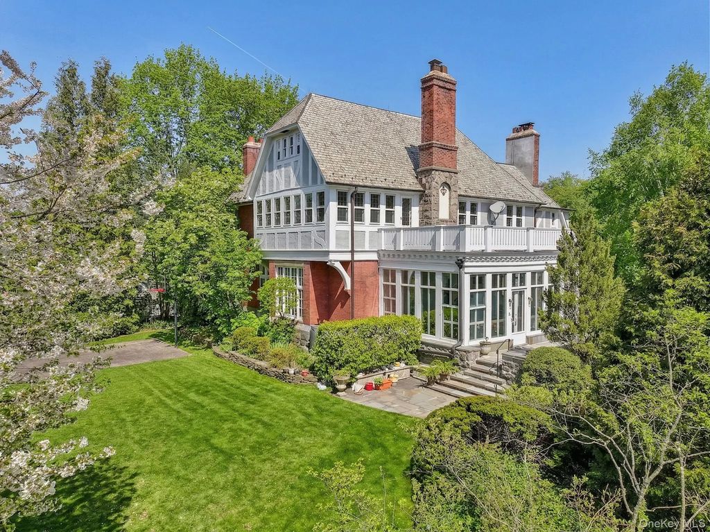 15 Hemlock Road, Bronxville