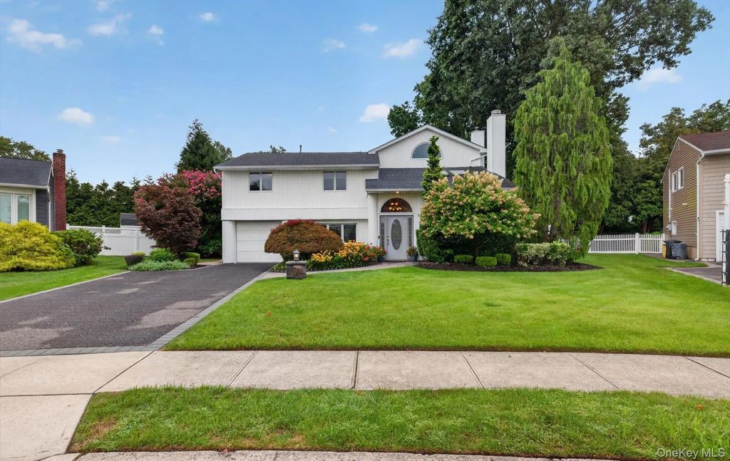 33 Phipps Lane, Plainview
