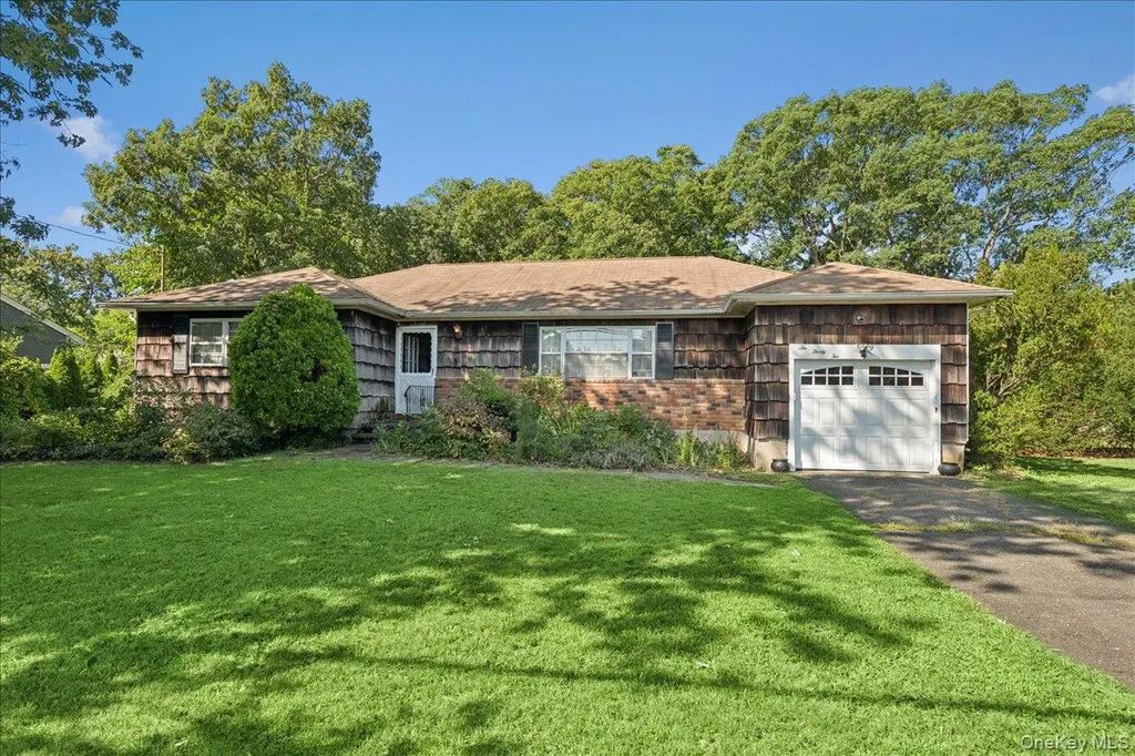 632 Spruce Avenue, Sayville