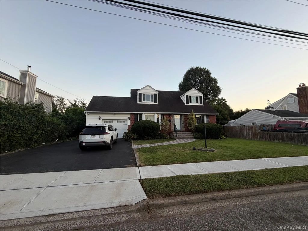 18 Alexander Avenue, Hicksville