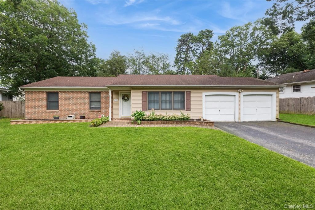 2769 Pond Road, Ronkonkoma