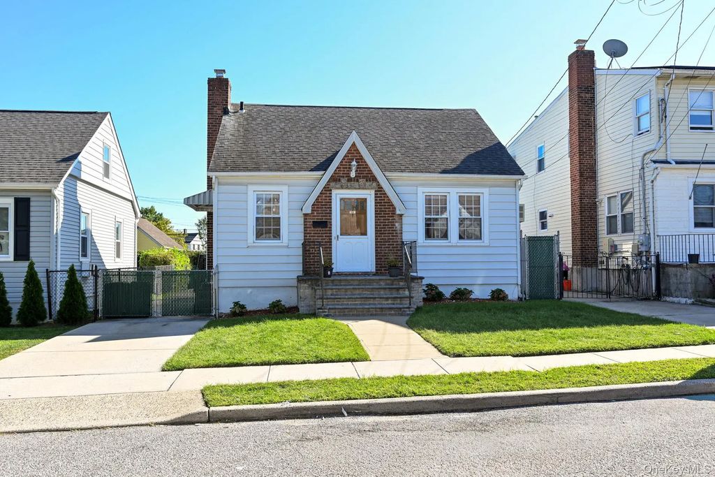 1087 Esther Street, Franklin Square