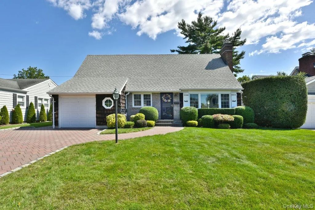 211 Wellington Road, Garden City