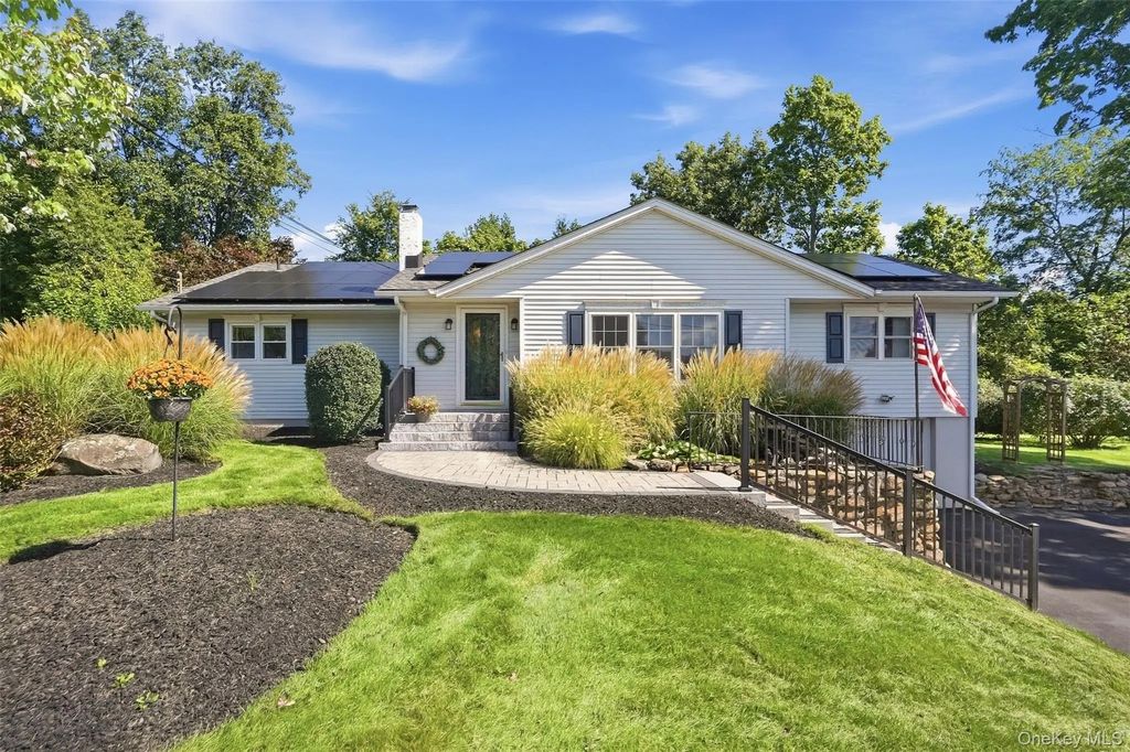 83 Harth Drive, New Windsor
