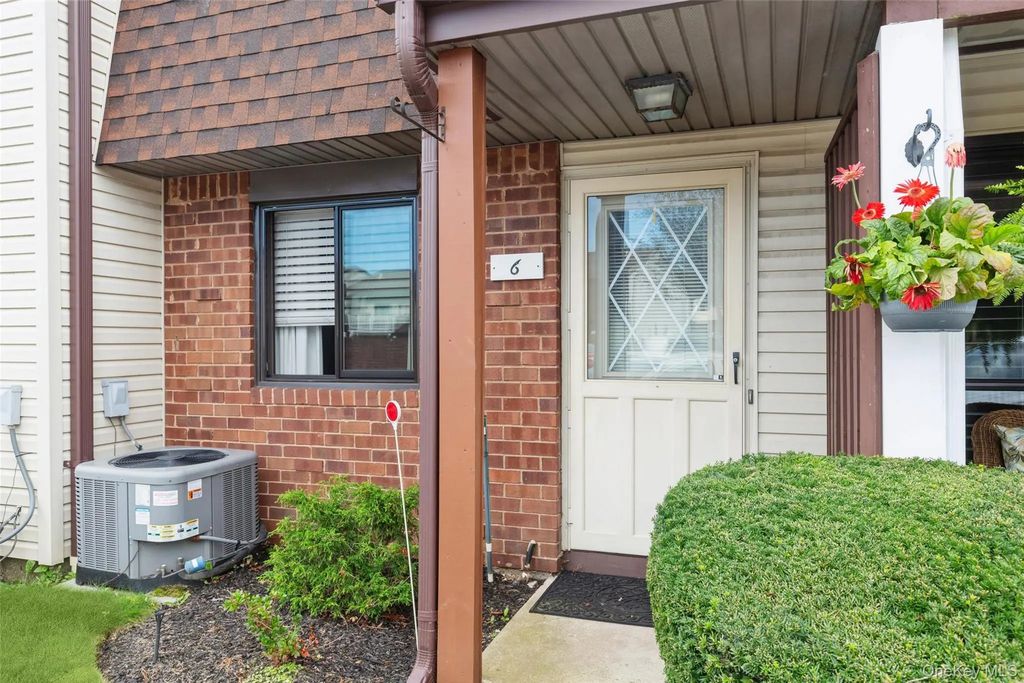 6 Cambridge Drive W, Copiague