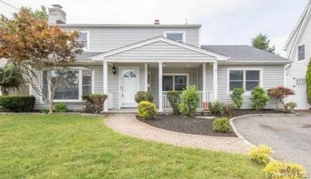 24 Wood Lane, Levittown