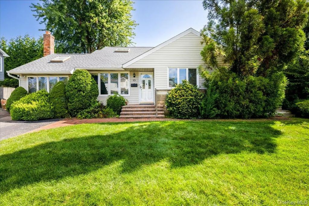 10 Seneca Drive, Massapequa
