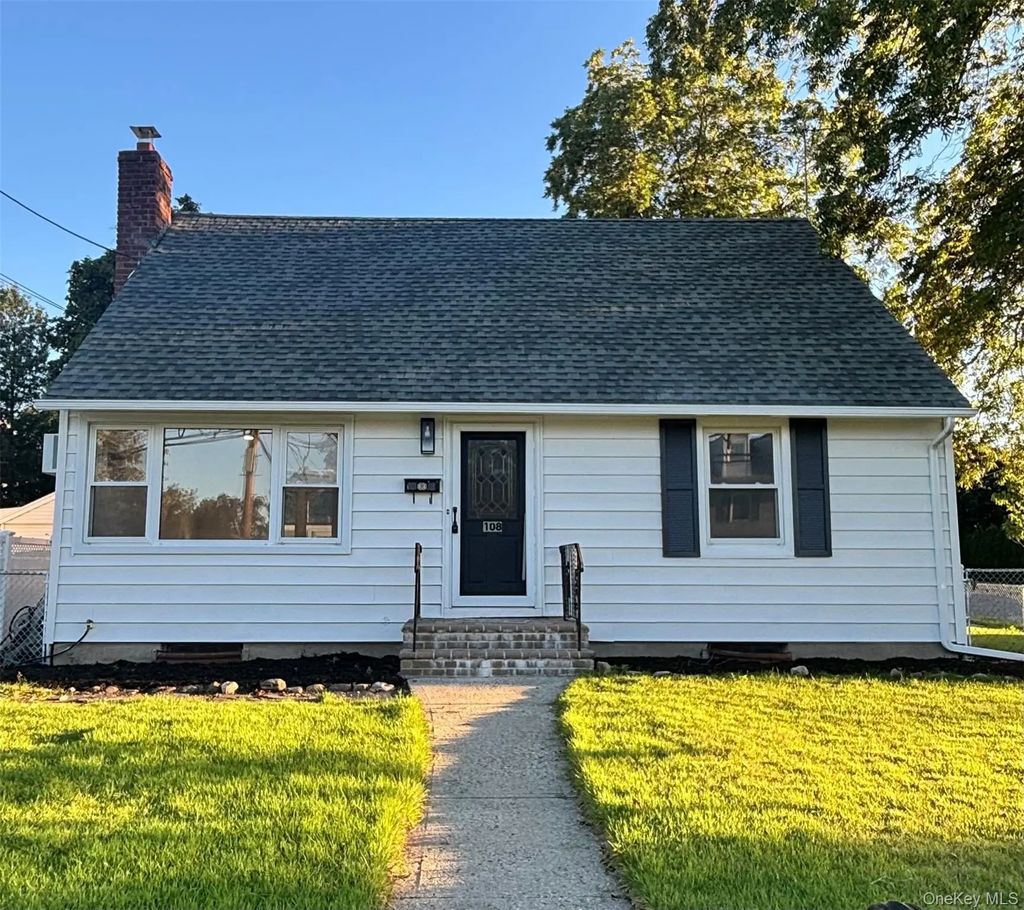 108 Dorset Avenue, Albertson