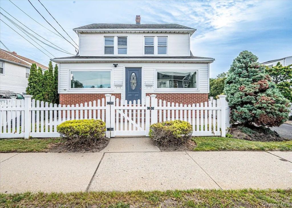 557 Newbridge Road, East Meadow