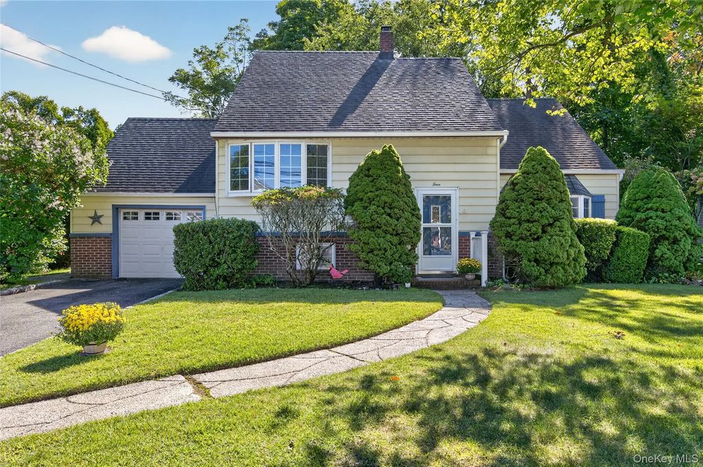 4 Oaktree Lane, Huntington Station