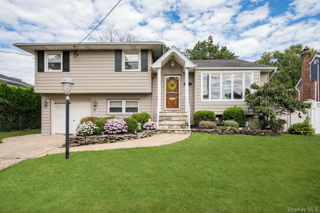 2877 Gerald Court, North Bellmore