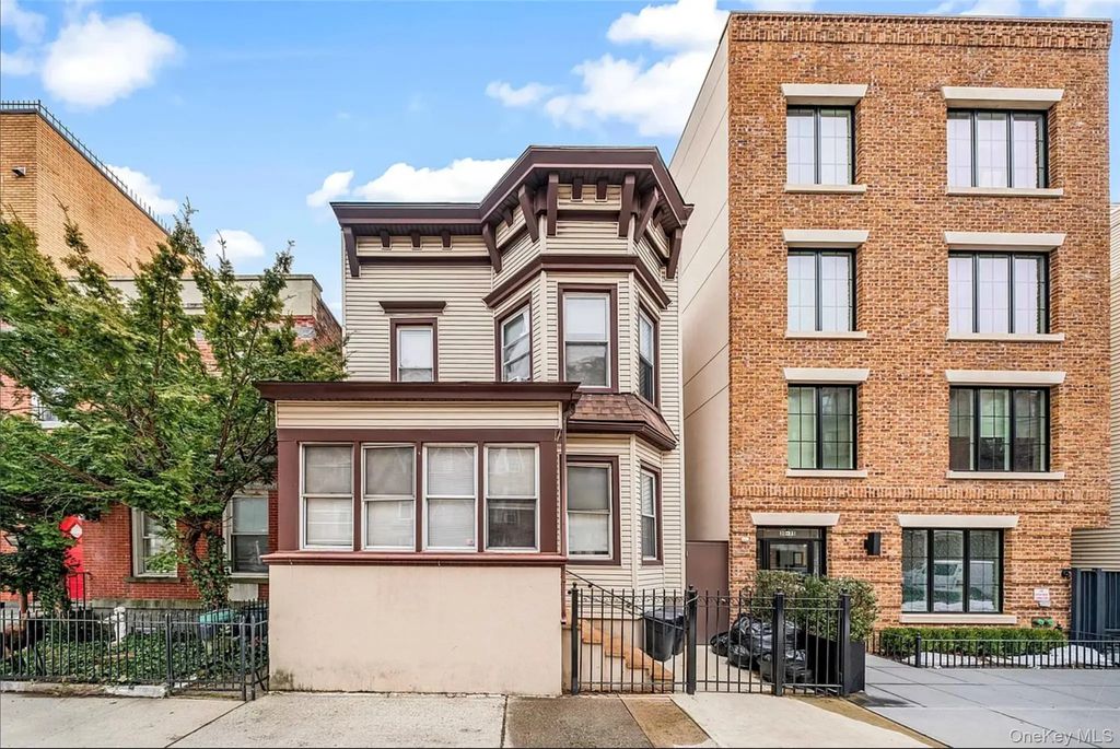 3071 32nd Street, Astoria