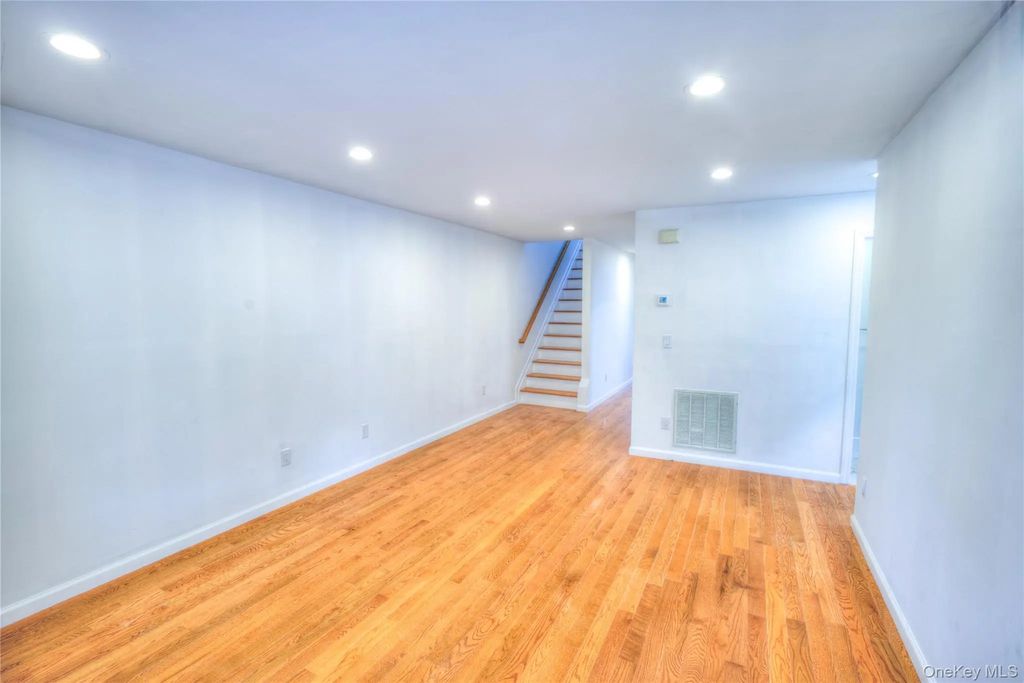 15b Mohegan Avenue, Port Washington