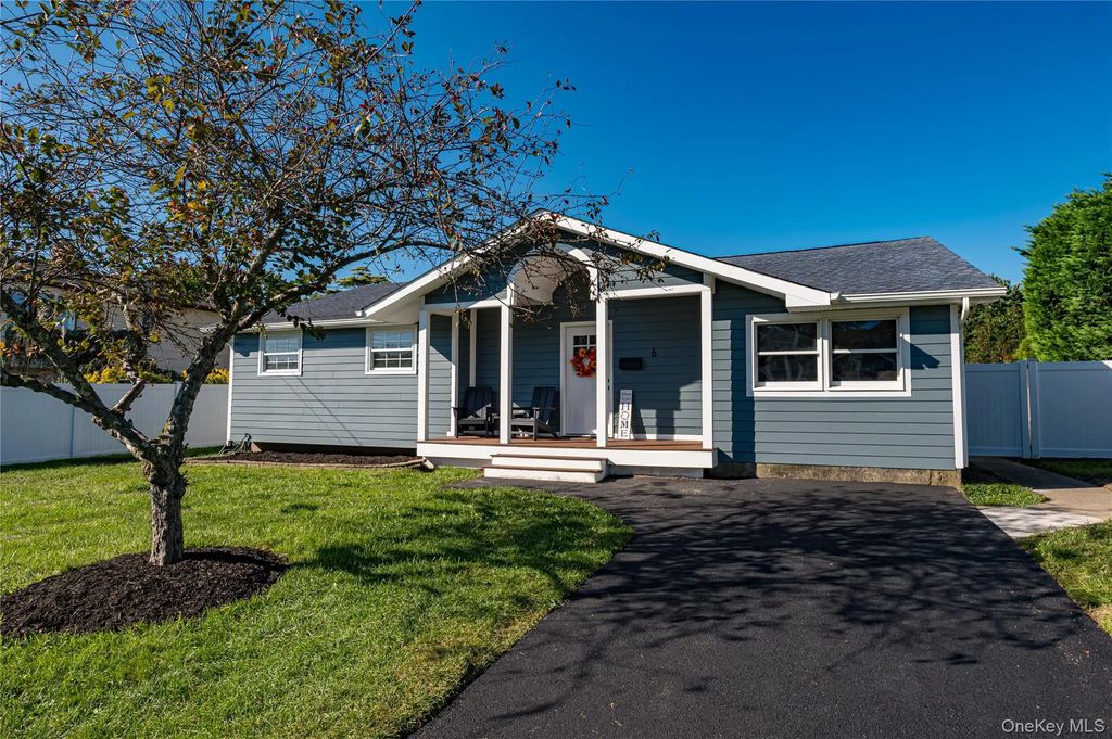 6 Evy Court, Sayville
