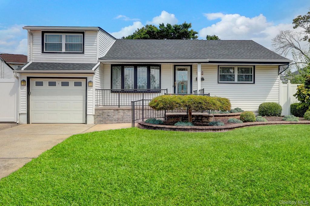 148 S Dean Street, Hicksville