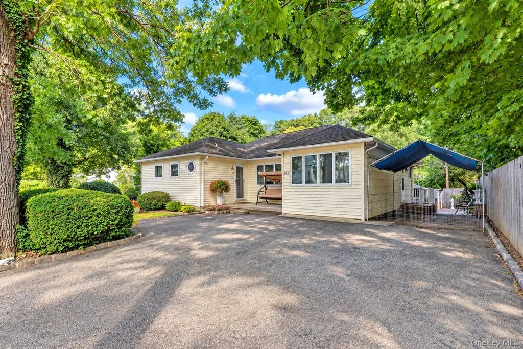 164 Landing Road, Glen Cove