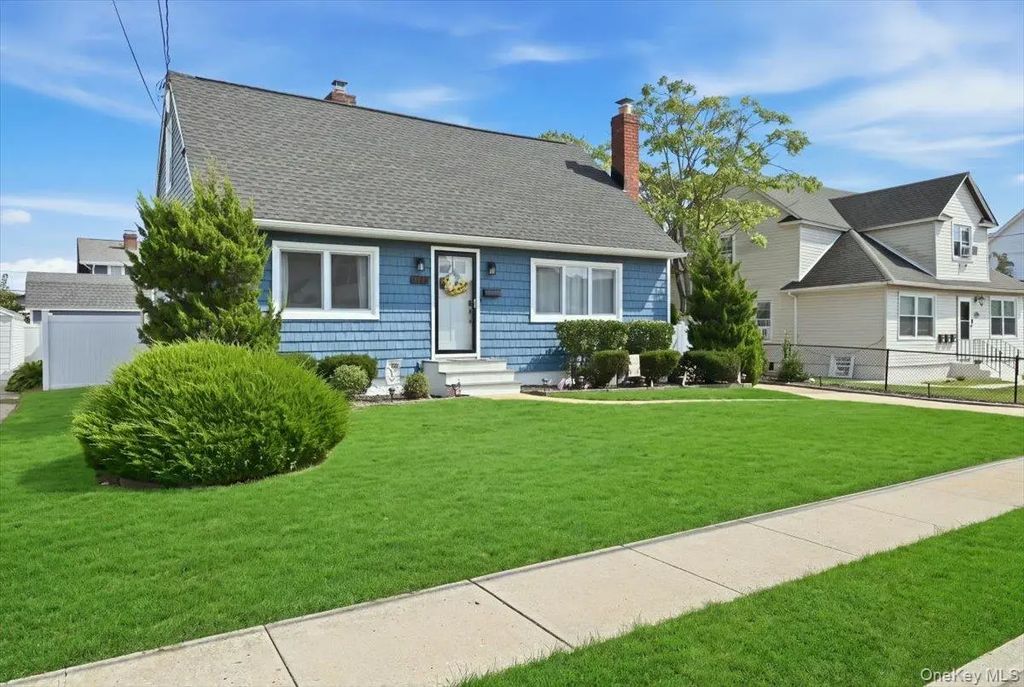 293 Roosevelt Avenue, Freeport