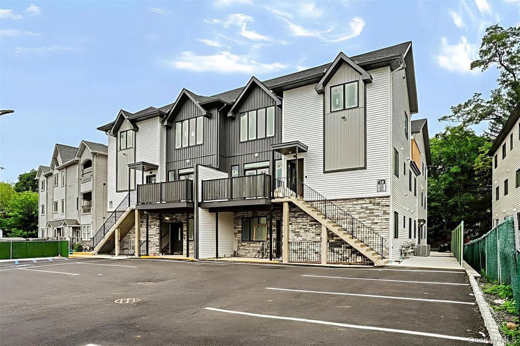 16 Phyllis Terrace # 302, Monsey