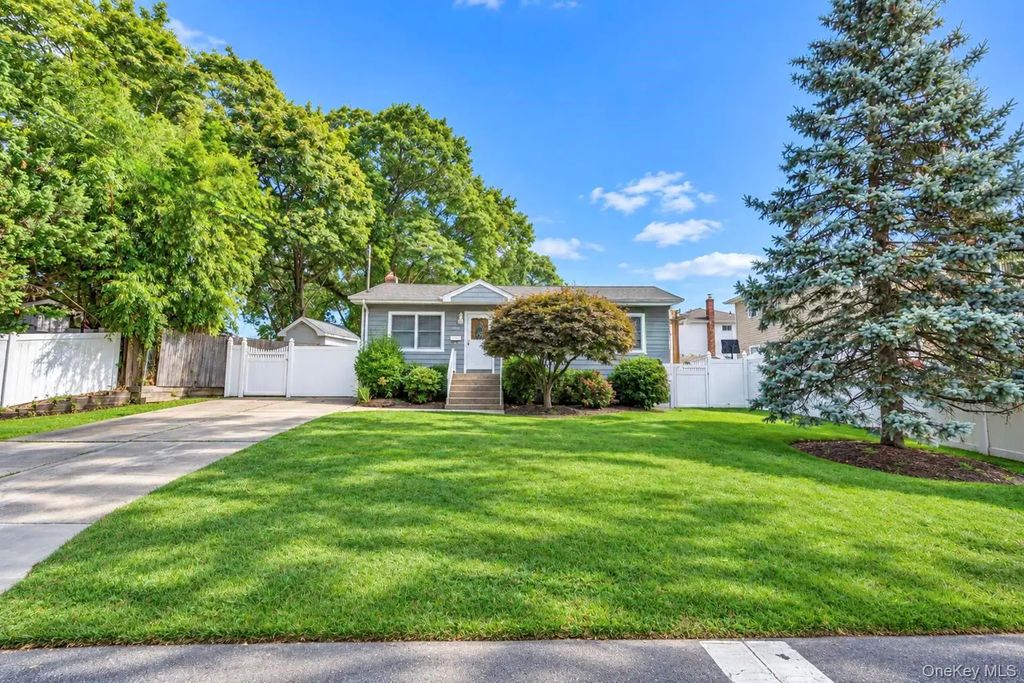 278 Lake Drive, Copiague