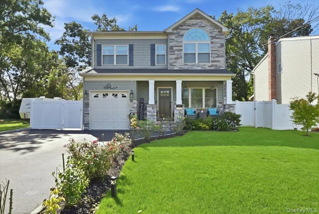 136 Oak Street, Deer Park
