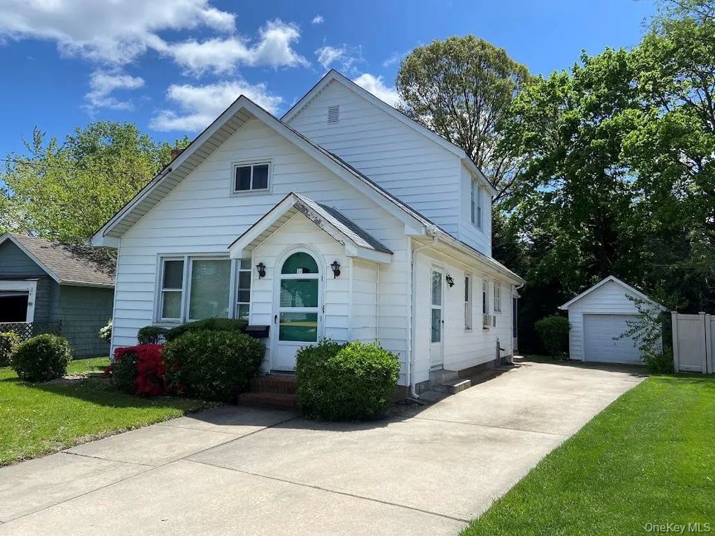 39 Munson Place, East Rockaway