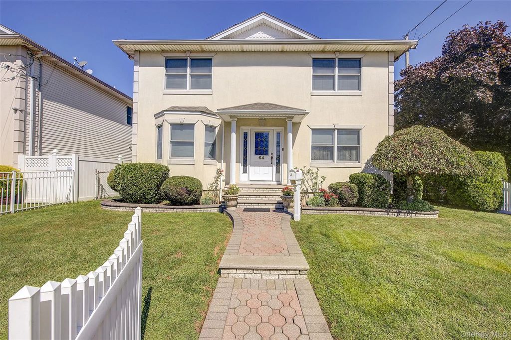 64 Cottage Place, Mineola