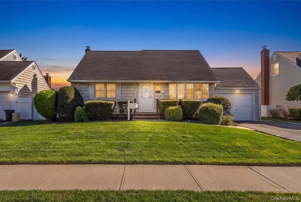 38 Croyden Lane, Hicksville
