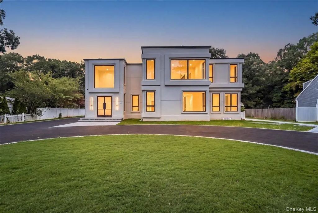 1080 Westminster Avenue, Dix Hills