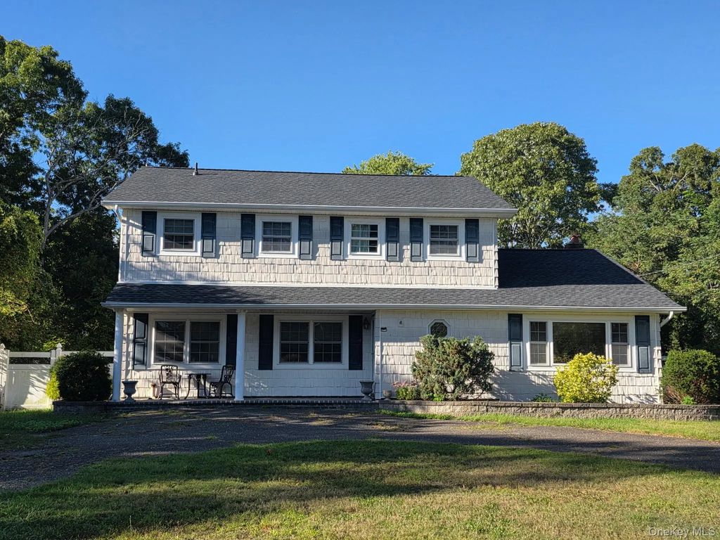 343 Mohawk Place, Holbrook