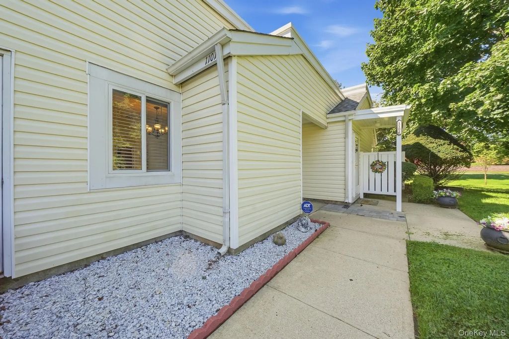 1101 Cabot Court N, Saint James