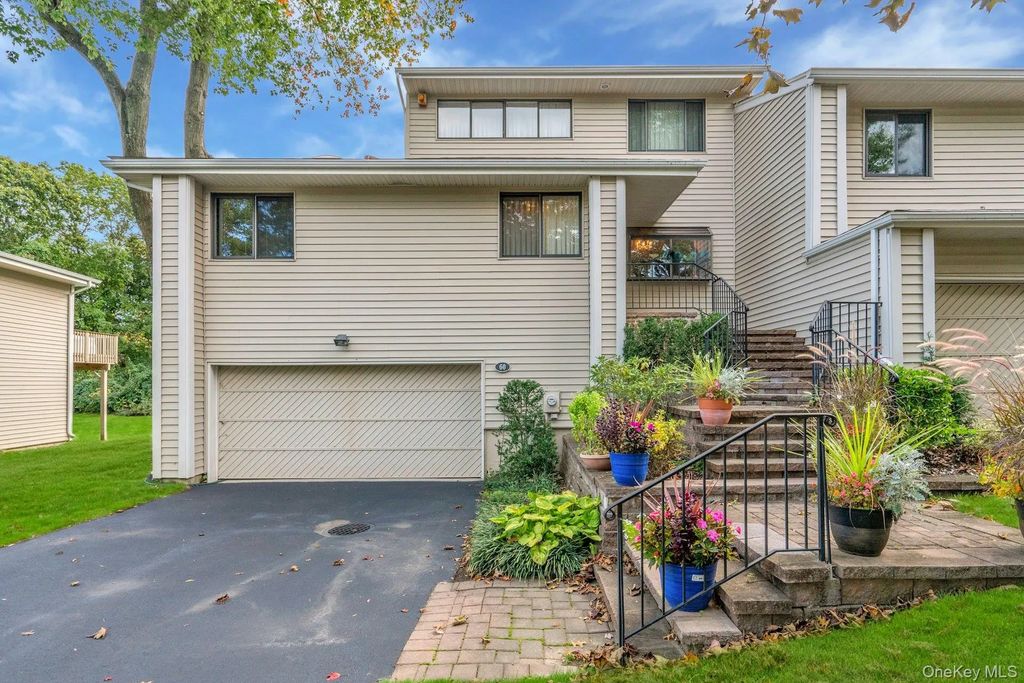 60 Chestnut Lane, Woodbury