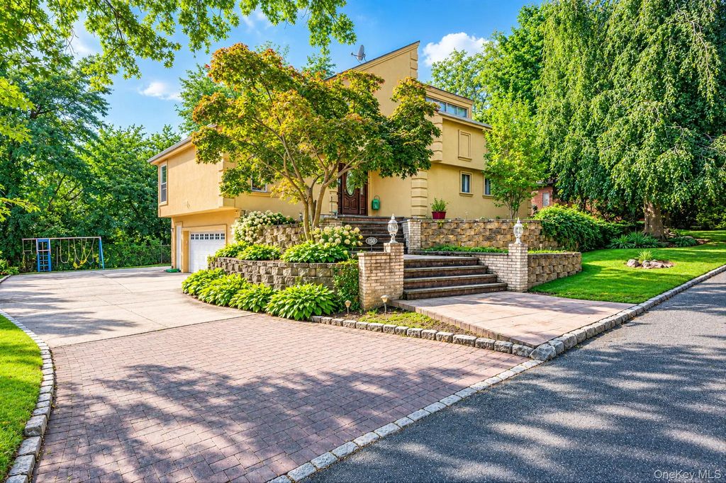 150 Mimosa Drive, Roslyn
