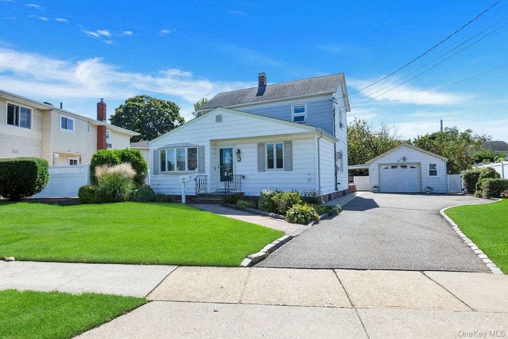 59 11th Street, Hicksville
