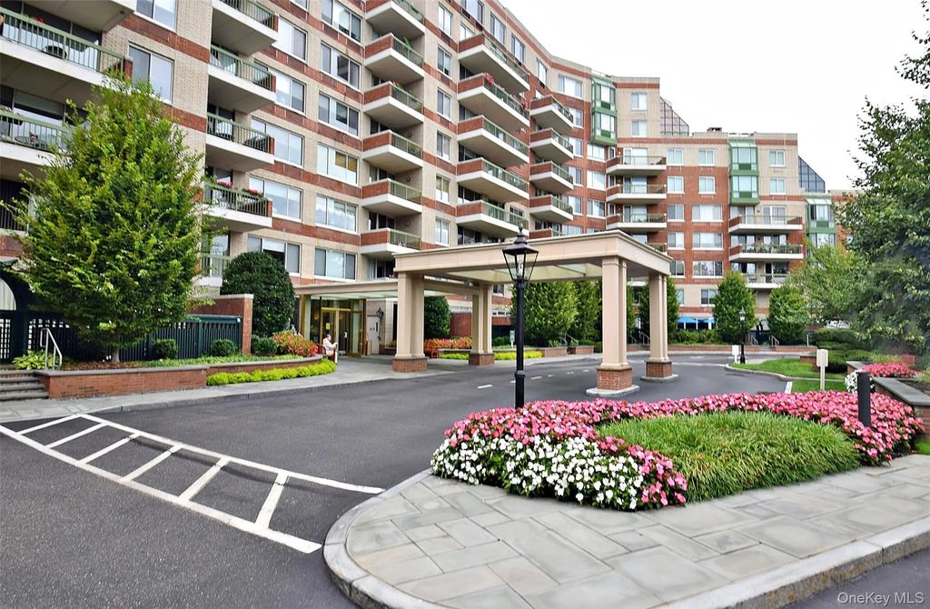 111 Cherry Valley Avenue # M6, Garden City
