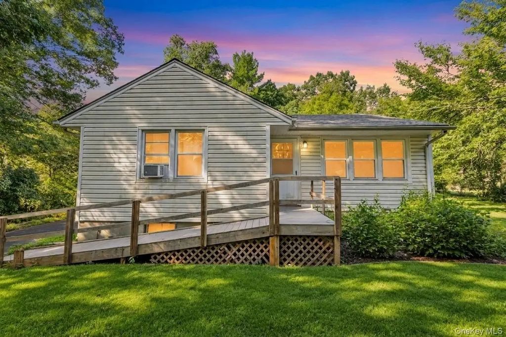 90 Daly Road, East Northport
