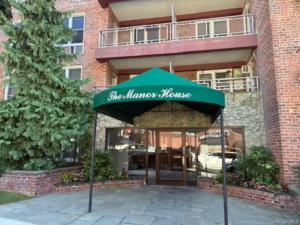 241-20 Northern Blvd # 2c, Douglaston