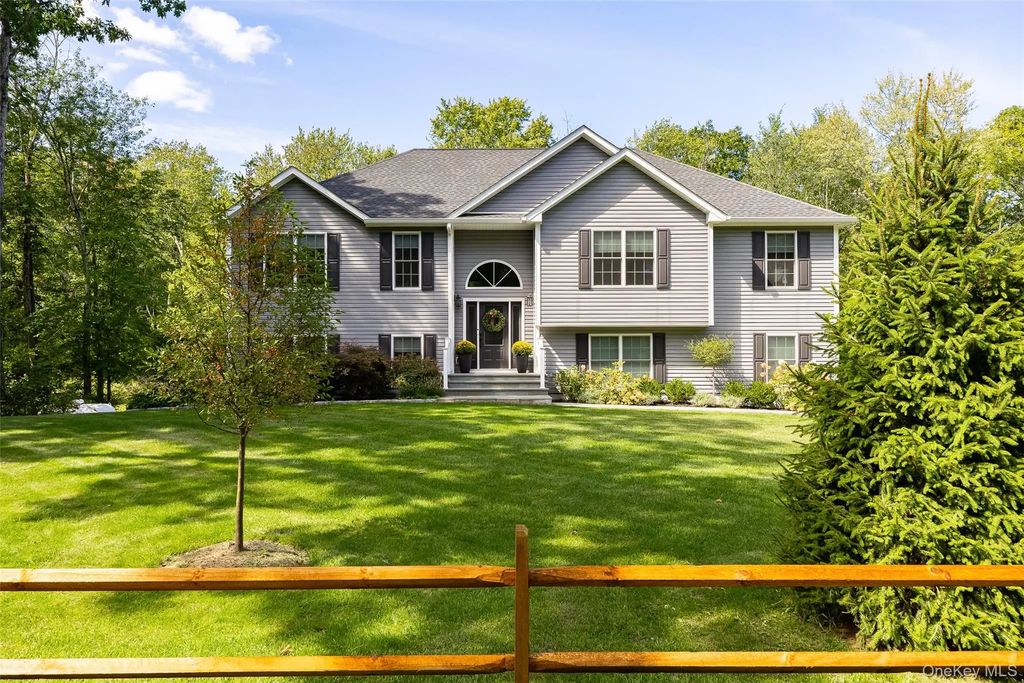 327 Commons Road, Germantown