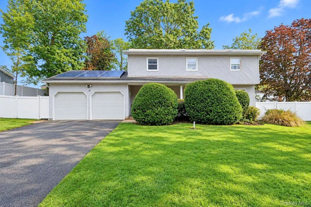 38 Waterford Drive, Wheatley Heights