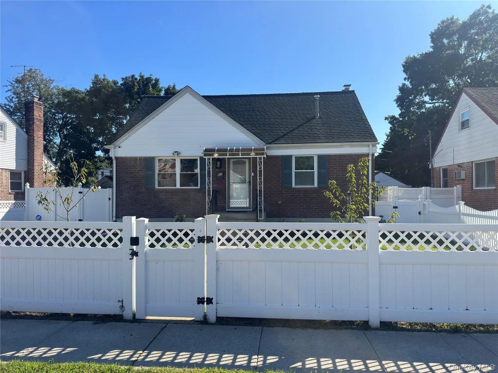 26 Circle Drive, Hempstead