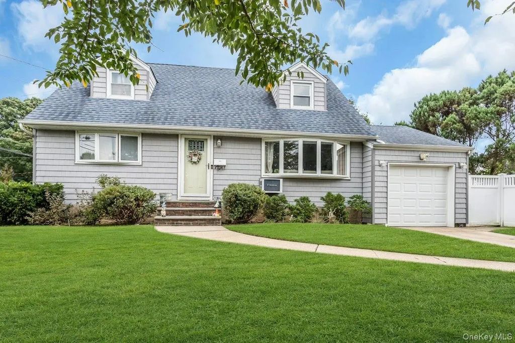 8 N Summit Drive, Massapequa