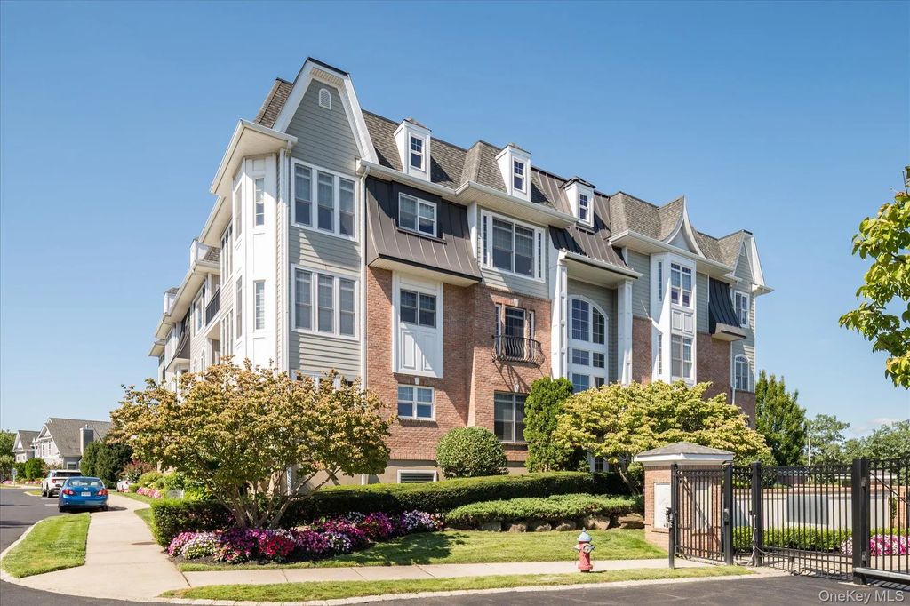 103 Roosevelt Way, Westbury