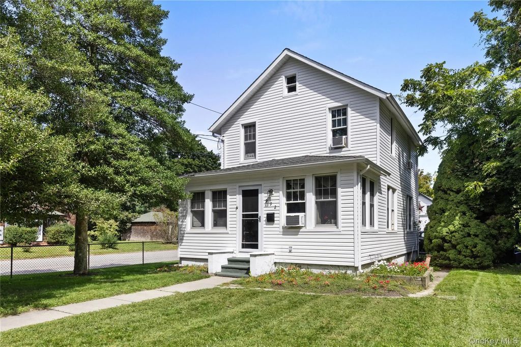 992 Roanoke Avenue, Riverhead