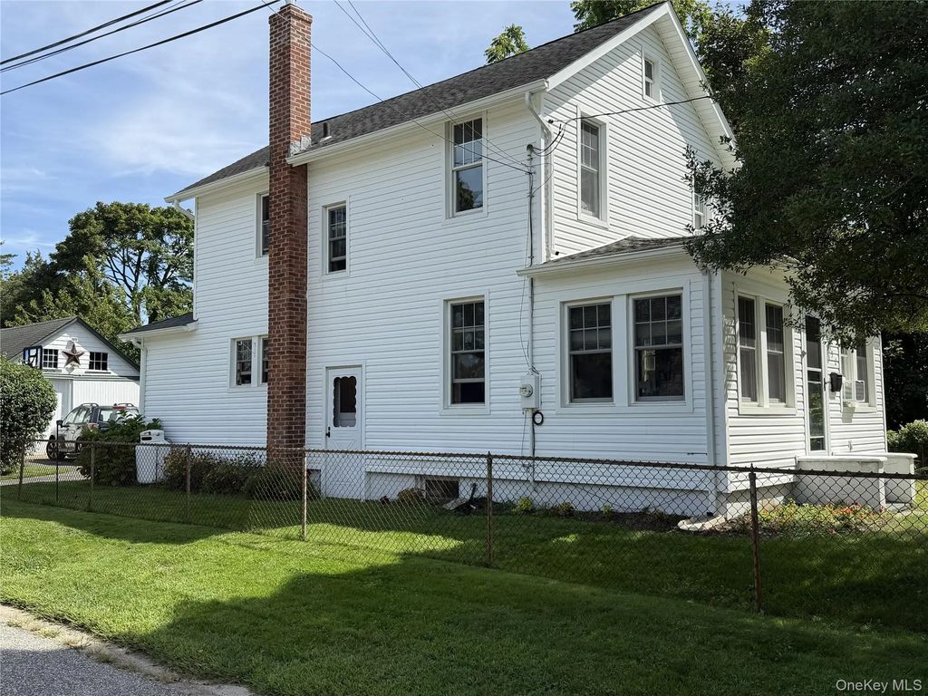 992 Roanoke Avenue, Riverhead