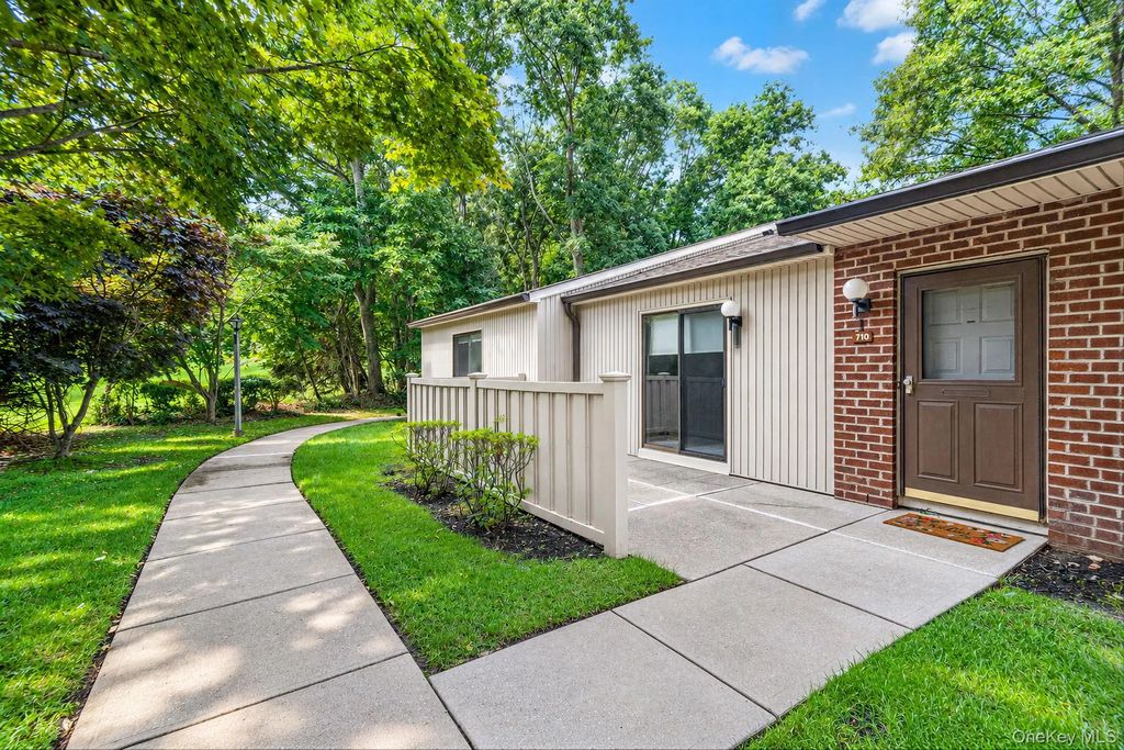 710 Hilltop Court, Coram